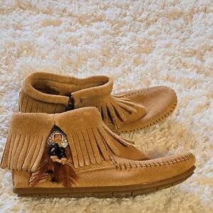 Authentic Minnetonka Tan Fringe Moccasin Boots size 7